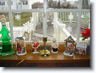 DSC02065 * The kitchen windowsill  decorations include - a recycled maple syrup bottle filled with green-tinted water and a set of Mr. & Mrs. Claus salt/pepper shakers . * The kitchen windowsill  decorations include - a recycled maple syrup bottle filled with green-tinted water and a set of Mr. & Mrs. Claus salt/pepper shakers . * 1280 x 960 * (567KB)